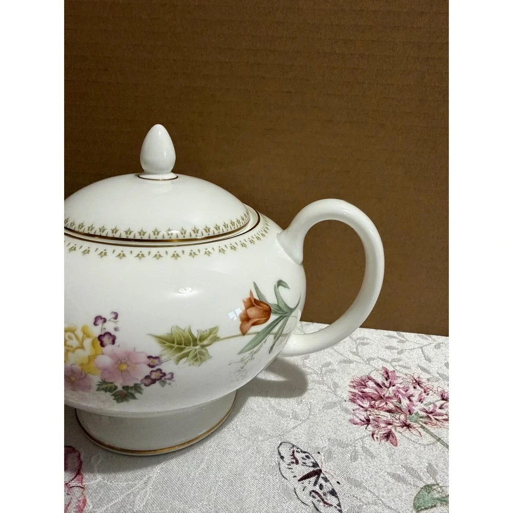 Wedgwood Mirabelle R4537 Bone China Teapot Floral Gold Trim Made in England